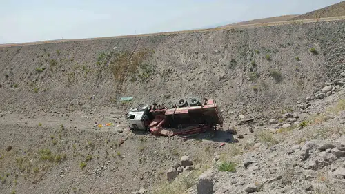 Çemişgezek yolunda kontrolden çıkan vinç uçuruma yuvarlandı