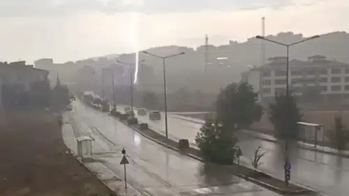 Elazığ'da yıldırım düşme anı cep telefonu kamerasında