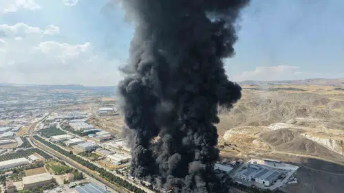 Elazığ'daki fabrika yangını dronla saniye saniye kaydedildi