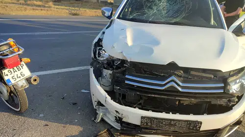Otomobil ile çarpışan motosikletin sürücüsü hastaneye kaldırıldı