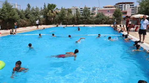 Şanlıurfalı çocuklar kavurucu sıcaklarda ücretsiz havuzlarda serinliyor