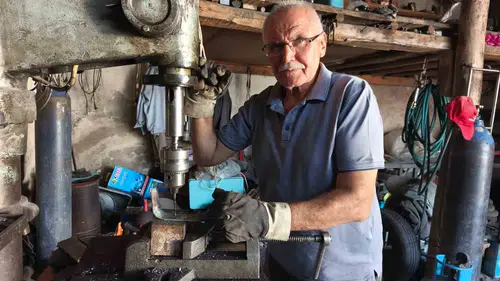Tunceli’de bir demir ustası elli yıldır örs başında ekmeğini kazanıyor