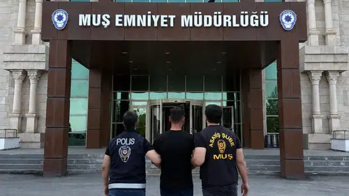 Muş polisi uzun süredir aranan firari hükümlüyü saklandığı adreste kıskıvrak yakaladı