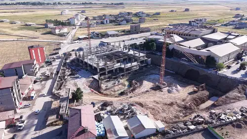 Yüksekova Devlet Hastanesi ek binasında çalışmalar çift vardiya ile sürüyor