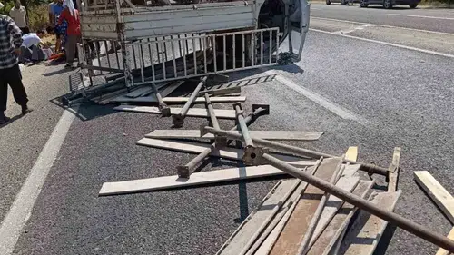 Elazığ Keban yolunda inşaat malzemesi taşıyan kamyonet devrildi