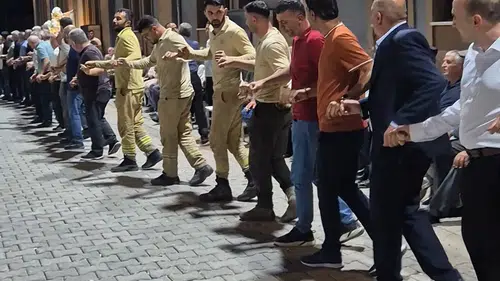 Eruhlu orman işçileri yangın söndürme görevinden düğün halayına geçti