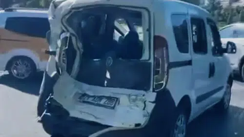Diyarbakır Yenişehir ilçesinde çok sayıda aracın karıştığı trafik kazasında dört kişi yaralandı
