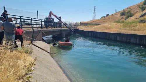 Eğil ilçesinde kanala düşen otomobildeki 4 kişi ölümden döndü