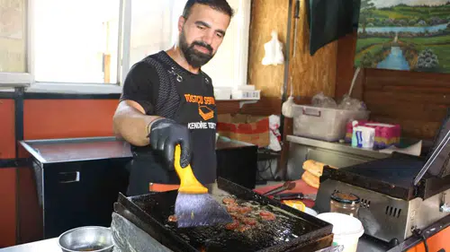 Diyarbakırlı tostçu 65 derece sıcakta ekmek mücadelesi veriyor