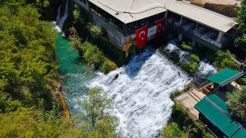 Elazığ Keban'daki Çırçır Şelalesi büyüleyici turkuaz rengiyle turist akınına uğruyor