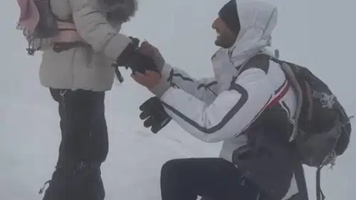 Zirvede tek taş Ağrı Dağı'nda çifte evlilik teklifi