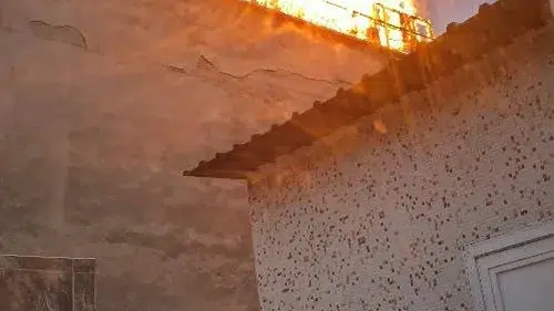 Diyarbakır Yenişehir’de yedi katlı binanın çatısında yangın paniği yaşandı
