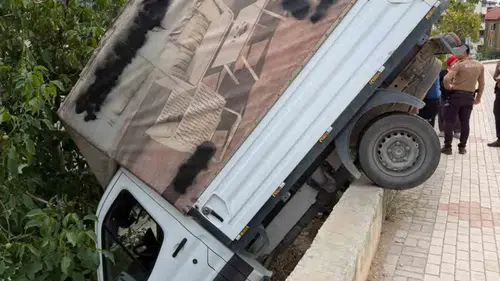 Elazığ'da kamyonet apartman bahçesine uçtu