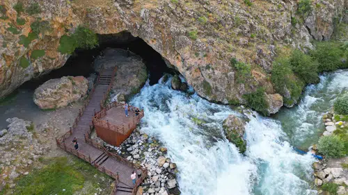 Bahçesaray'ın eriyen karları dereleri coşturdu, doğa canlandı