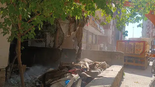 Siirt'te çöp biriken iki katlı konut belediye ekiplerince boşaltıldı