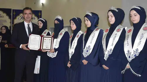 Bitlis'te 86 hafize düzenlenen törenle icazet belgelerini aldı