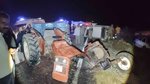 Birecik yolunda zincirleme kaza sonucu traktör ikiye bölündü