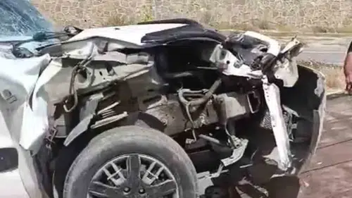 Yüksekova Esendere yolunda kamyonet tıra çarptı