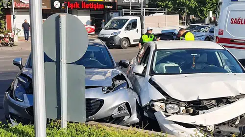 Batman Dörtyol Kavşağında iki otomobil çarpıştı