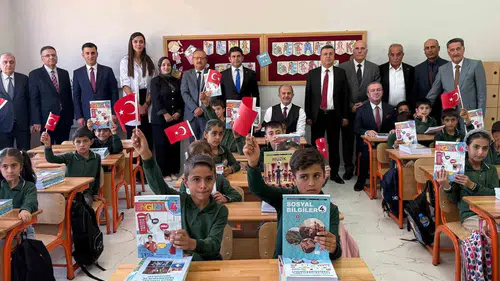 Hakkari genelinde binlerce öğrenci ders başı yaptı