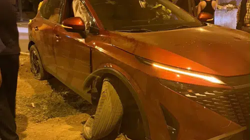 Nusaybin'de direksiyon hakimiyeti kaybolan otomobil refüje çarptı