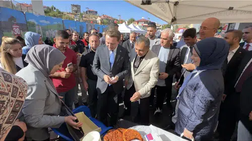 Yüksekova'da kadınların el emeği ürünleri ve yeni sosyal alanlar görücüye çıktı
