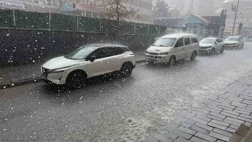 Tatvan aniden bastıran dolu ve sağanakla beyaza büründü