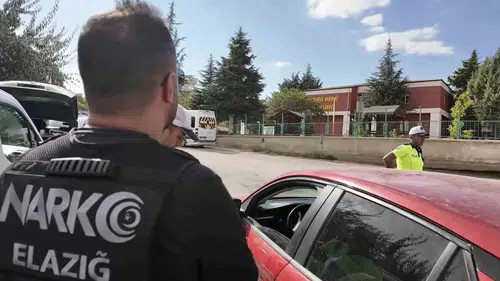Elazığ'da okul çevrelerinde yapılan denetimlerde ehliyetsiz sürücüye ağır ceza