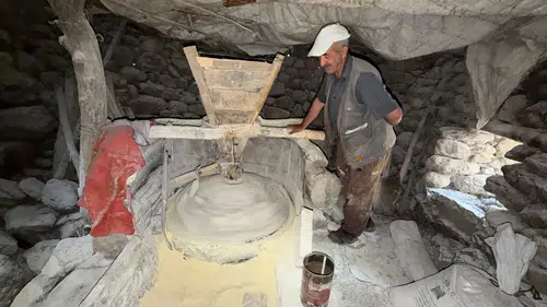 Hakkari'de 150 yıllık su değirmeni dede yadigarı olarak dönmeye devam ediyor