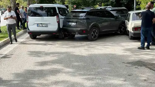 Elazığ'da dört aracın karıştığı zincirleme kazada sekiz kişi yaralandı