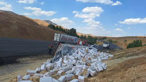 Bingöl yolunda saman yüklü tır devrildi