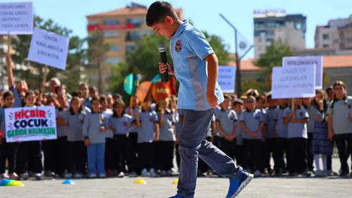 Elazığlı öğrenciler Gazze'deki akranları için gökyüzünü uçurtmalarla donattı
