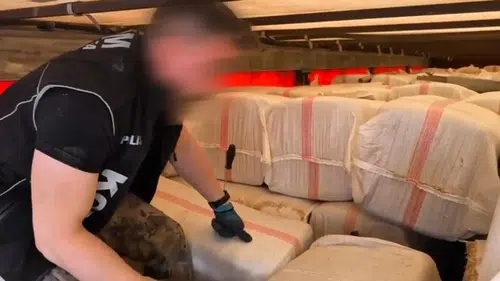 Şanlıurfa'da saman çuvalları arasına gizlenmiş kaçak ürünler ele geçirildi