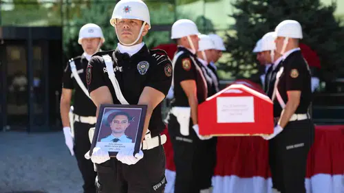 Elazığ'da trafik kazasında hayatını kaybeden polis memuru son yolculuğuna uğurlandı