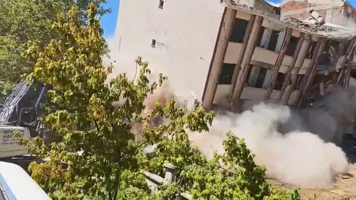Elazığda kentsel dönüşüm kapsamında iki bina kontrollü şekilde yıkıldı