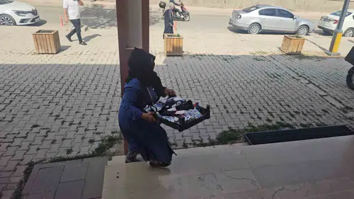Elazığ'da dilenci operasyonu sırasında seyyar satıcı kılığındaki şahıs yakalandı