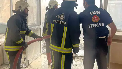 Van'da yıkım halindeki spor merkezinde korkutan yangın