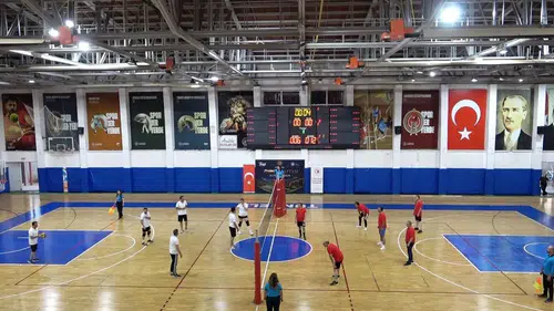Tunceli'de Ahilik Haftası kapsamında protokol ve esnaflar voleybol maçında buluştu