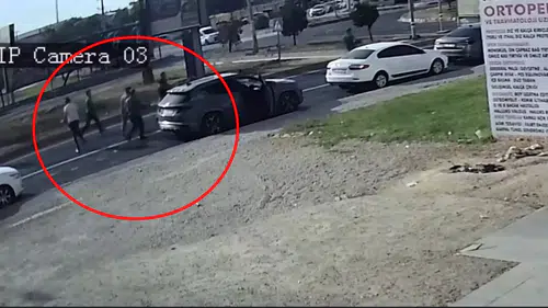 Kızıltepe yolunda dökülen sebzeleri sürücüler el birliğiyle topladı