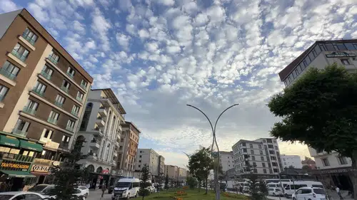 Yüksekova semalarında beliren nadir bulutlar görsel şölen yaşattı