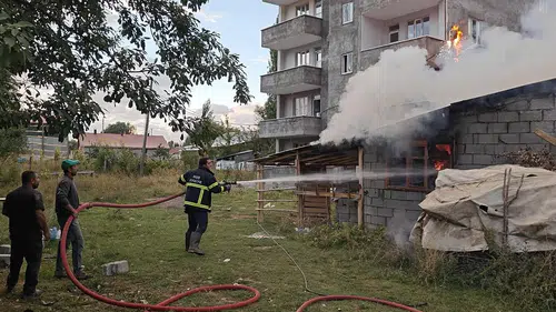 Muş'ta tandır yakılırken odunluk alevlere teslim oldu