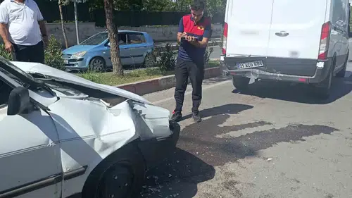Siirt merkezde iki aracın karıştığı kazada iki kişi yaralandı