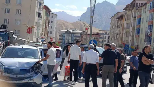 Hakkari merkezde iki aracın karıştığı trafik kazasında bir kişi yaralandı