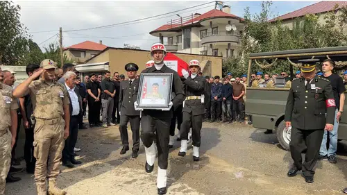Yüksekova şehidini dualarla son yolculuğuna uğurladı