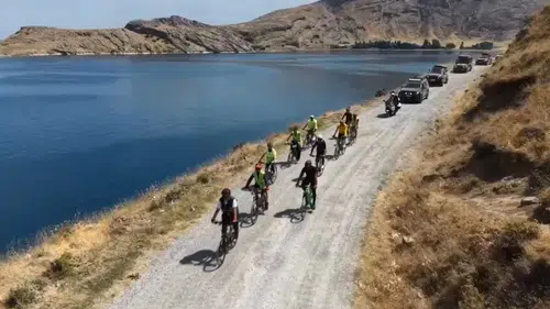 Doğaseverler Van Gölü’nün saklı cennetine pedal çevirdi