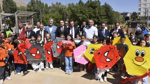 Bitlisli çocuklar Gazze için gökyüzünü uçurtmalarla donattı