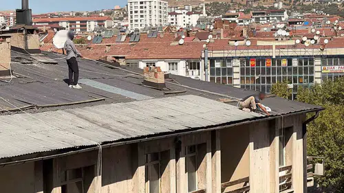 Elazığ'da çatıdaki tehlikeli temizlik çalışması yürekleri ağza getirdi
