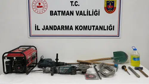 Beşiri kırsalında mağarada kaçak kazı yapan dört kişi yakalandı