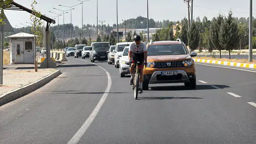 İsviçre'den Midyat'a 4 bin 500 kilometre pedal çevirerek ata toprağına döndü
