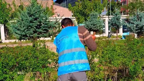 Patnos'ta denetimli serbestlik yükümlüleri camileri temizleyerek topluma hizmet veriyor